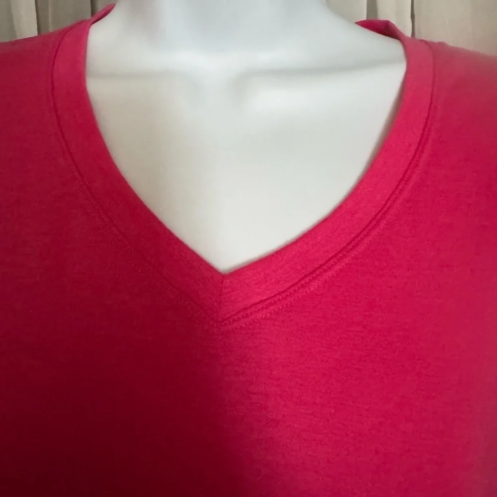 The North Face Pink relaxed v-neck short sleeve t-shirt - Picture 4 of 7